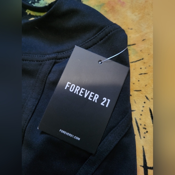 NWT Forever 21 - Sleek Black Crop Top with Spaghetti Straps - Picture 7 of 8